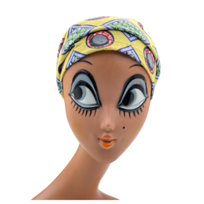 Bonnet de jour jaune à motifs vert, rouge et bleu