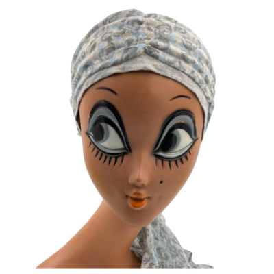 Bonnet gris clair voile élastiqué à motifs gris et bleu