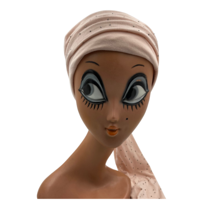 Bonnet rose pâle et bandeau à brillants à nouer