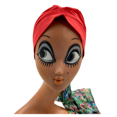 Bonnet rouge, bandeau fleuri multicolore à nouer