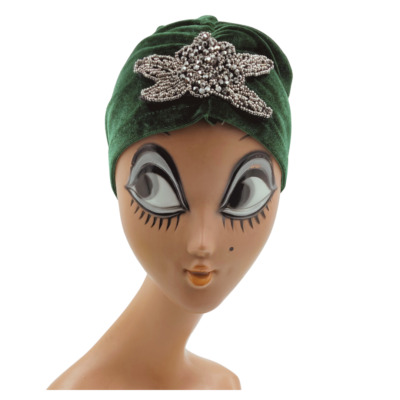 Bonnet velours vert avec écusson argenté