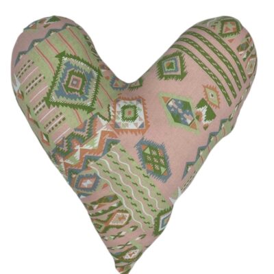 Coussin Coeur Motifs colorés sur fond rose  et derrière bleu