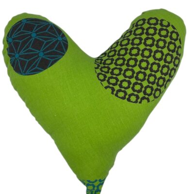 Coussin Coeur Motifs vert et motifls bleu, marron. Le dos peut varier