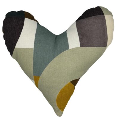Coussin cœur motif couleurs et dos moutarde