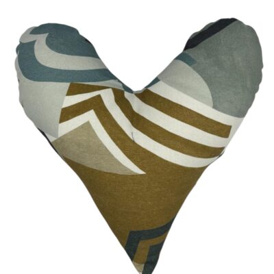 Coussin cœur dos moutarde et devant motifs couleurs